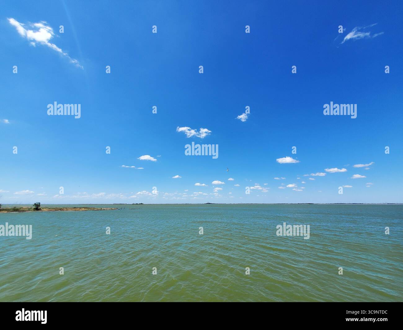 Ciel bleu sans fin au-dessus du réservoir Guangnan, Shandong Banque D'Images
