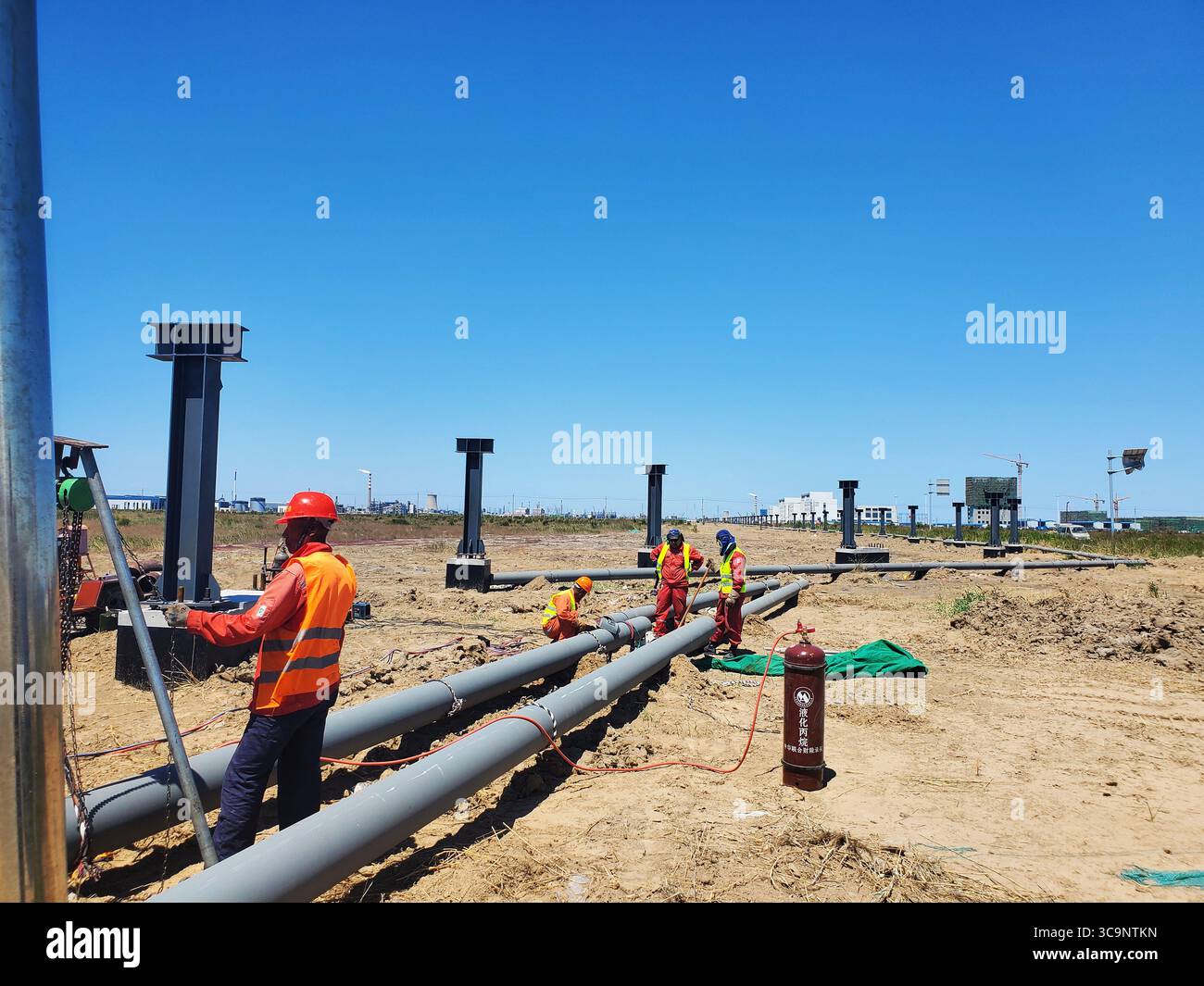 Ouvriers de construction de gazoducs à vapeur au parc industriel chimique chinois Banque D'Images