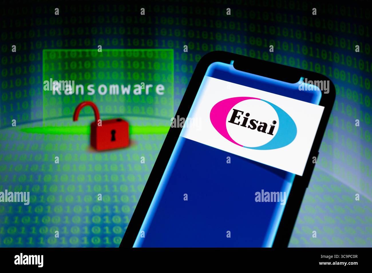 8 juin 2023, Asuncion, Paraguay : le logo d'Eisai, une entreprise de soins de santé, est affiché sur un smartphone devant le mot ''ransomware'', représentation visuelle de la serrure ouverte et des chiffres de code binaire. Eisai Co., Ltd. a annoncé mardi qu'un incident de ransomware qui a crypté certains des serveurs d'Eisai Group a été détecté tard dans la nuit le samedi 3 juin, heure japonaise. ''nous avons immédiatement mis en œuvre notre plan de réponse aux incidents et lancé une enquête avec l'aide de nos partenaires en cybersécurité.'' ''certains systèmes à l'intérieur et à l'extérieur du Japon, y compris les systèmes logistiques, ont été mis hors ligne en tant que Banque D'Images