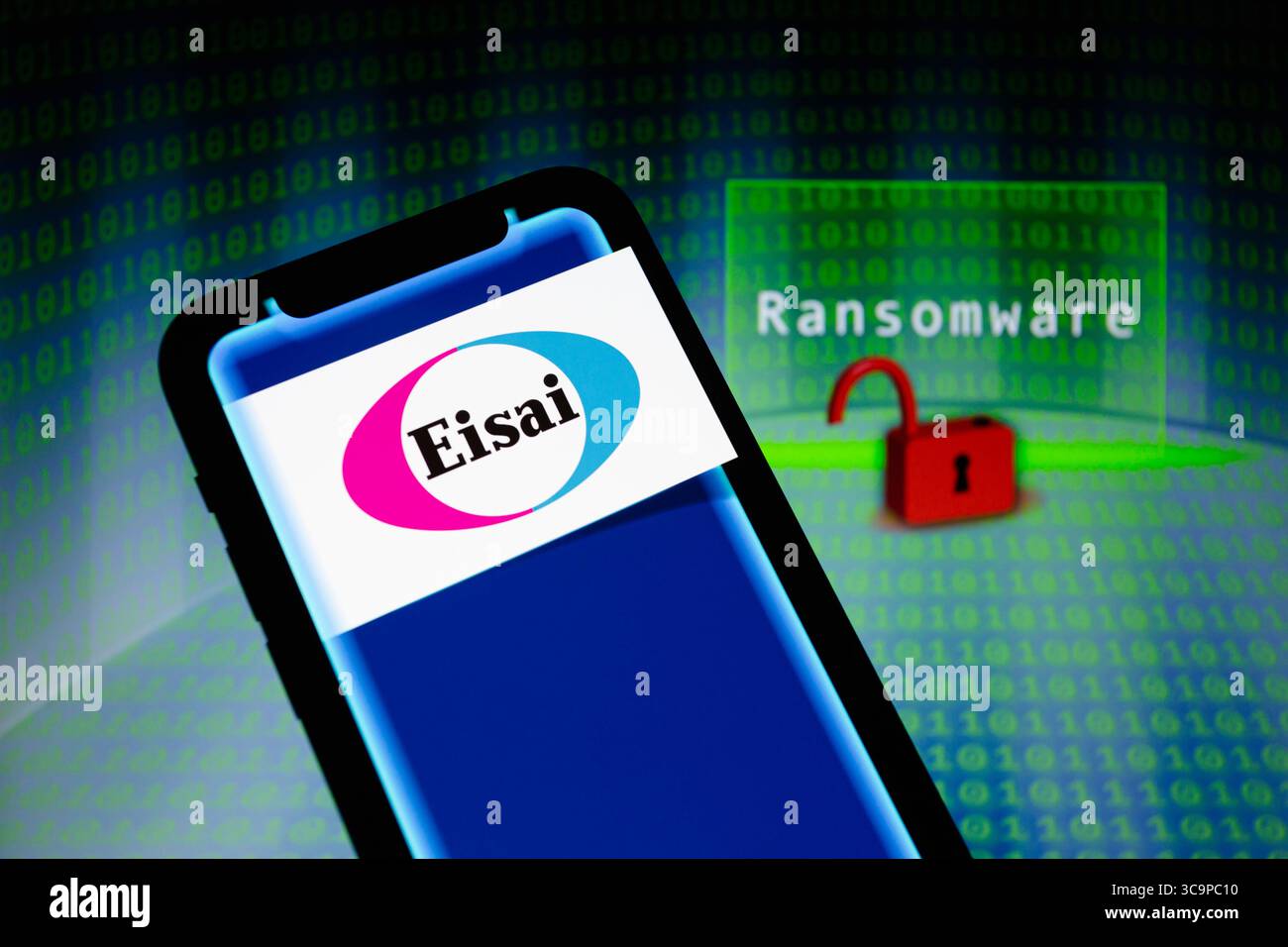 8 juin 2023, Asuncion, Paraguay : le logo d'Eisai, une entreprise de soins de santé, est affiché sur un smartphone devant le mot ''ransomware'', représentation visuelle de la serrure ouverte et des chiffres de code binaire. Eisai Co., Ltd. a annoncé mardi qu'un incident de ransomware qui a crypté certains des serveurs d'Eisai Group a été détecté tard dans la nuit le samedi 3 juin, heure japonaise. ''nous avons immédiatement mis en œuvre notre plan de réponse aux incidents et lancé une enquête avec l'aide de nos partenaires en cybersécurité.'' ''certains systèmes à l'intérieur et à l'extérieur du Japon, y compris les systèmes logistiques, ont été mis hors ligne en tant que Banque D'Images
