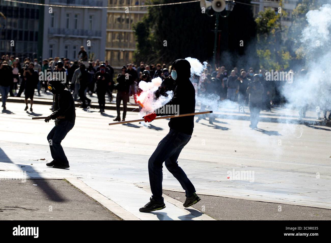 8 mars 2023, Athènes, Grèce : les manifestants affrontent la police anti-émeute lors d'une grève nationale de 24 heures suite à un accident de train mortel qui a coûté la vie à au moins 57 personnes (crédit image : © Aristidis Vafeiadakis/ZUMA Press Wire) Banque D'Images