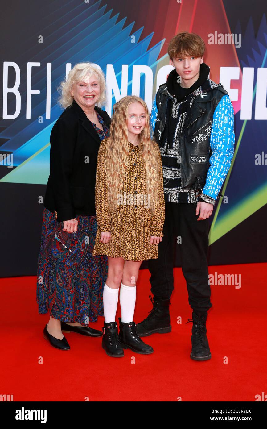 12 octobre 2021, Londres, Royaume-Uni : Olive Tennant (c) et Ty Tennant (R) assistent à la première européenne de ''Belfast'' lors du 65e Festival du film de Londres BFI au Royal Festival Hall de Londres, en Angleterre. (Crédit image : © Fred Duval/SOPA images via ZUMA Press Wire) Banque D'Images