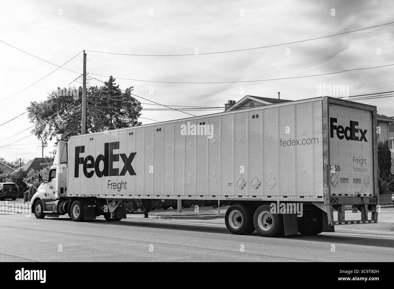 Chicago, États-Unis - 21 août 2024 : camion avec conteneur FedEx sur camion sur la route. FedEx Corporation, une société de logistique basée aux États-Unis avec international Banque D'Images