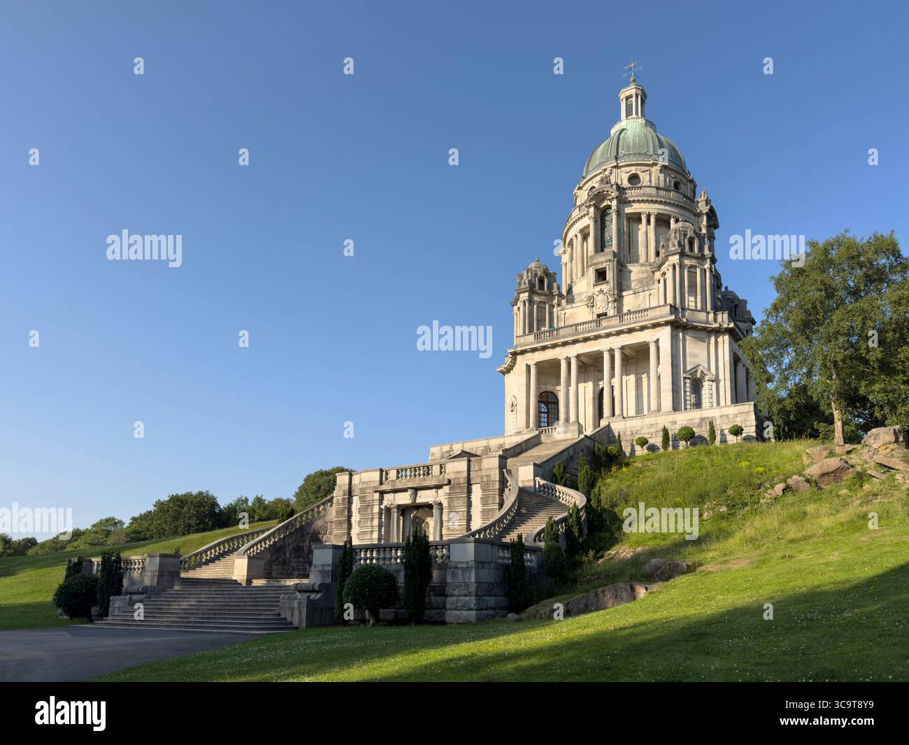 LANCASTER, LANCASHIRE, ANGLETERRE - 19 JUIN 2025 : Ashton Memorial, Williamson Park, Lancaster - Image de stock capturée avec un smartphone