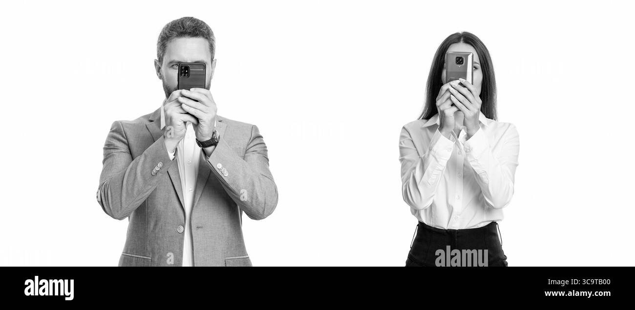 homme d'affaires et femme utilisent le téléphone. deux partenaires d'affaires de chat discutant dans le blog. collègue d'affaires discutant en ligne isolé sur blanc. entreprise Banque D'Images