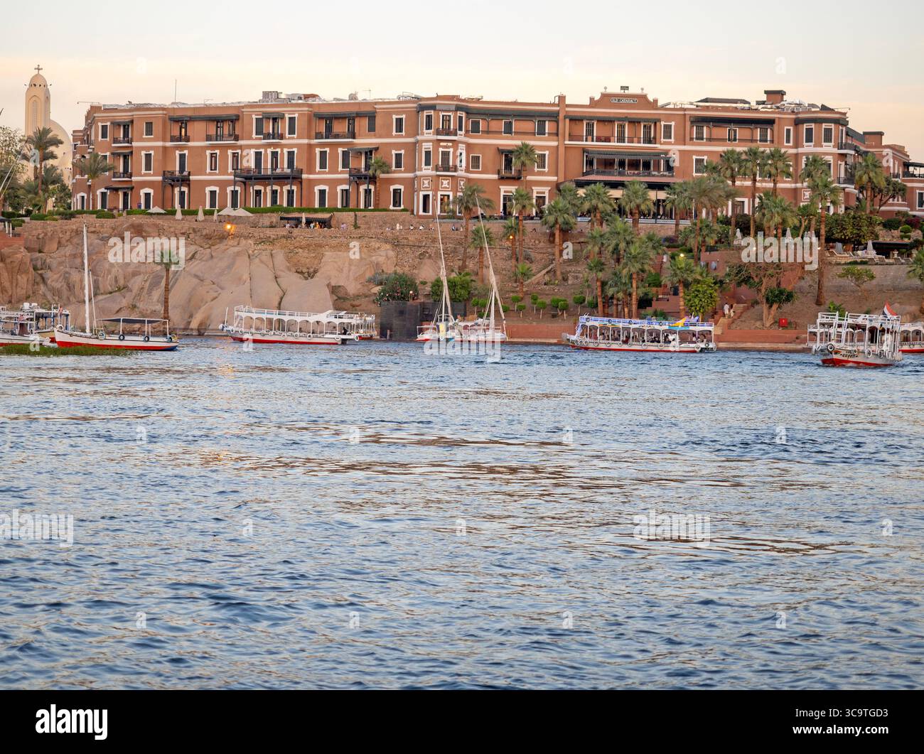 L'Old Cataract Hotel d'Assouan, célèbre comme l'hôtel dans lequel Agatha Christie a écrit la mort sur le Nil Banque D'Images