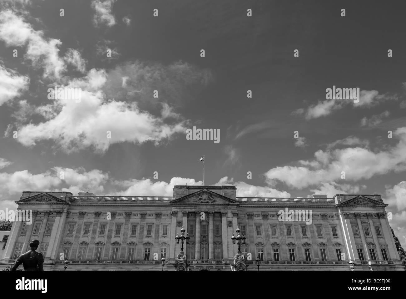 Londres, Royaume-Uni - 26 mai 2025 : vue panoramique en noir et blanc du célèbre palais de Buckingham à Londres, Royaume-Uni Banque D'Images