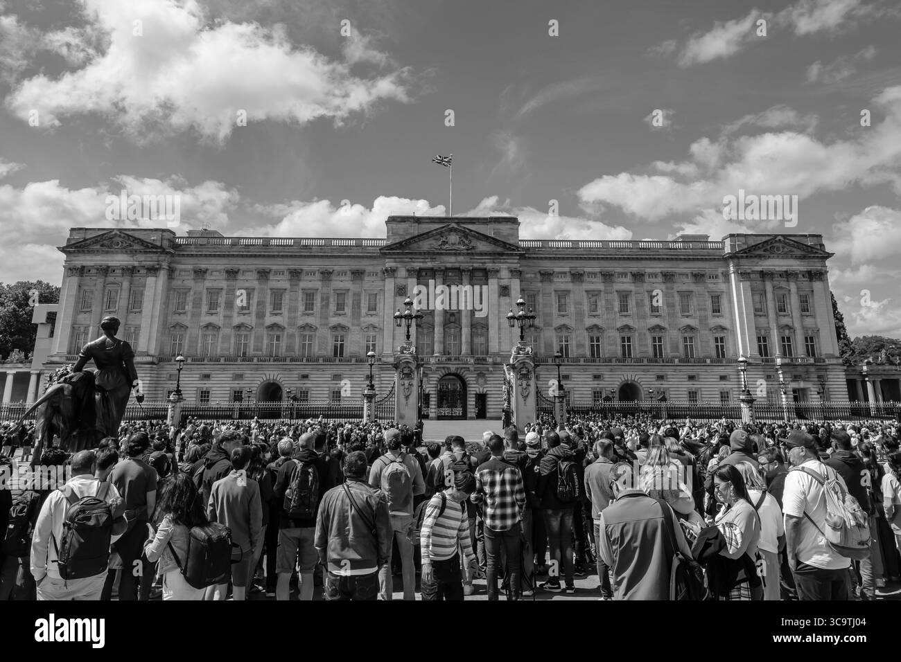 Londres, Royaume-Uni - 26 mai 2025 : vue panoramique des touristes attendant la relève de la garde au Palais de Buckingham à Londres Royaume-Uni Banque D'Images