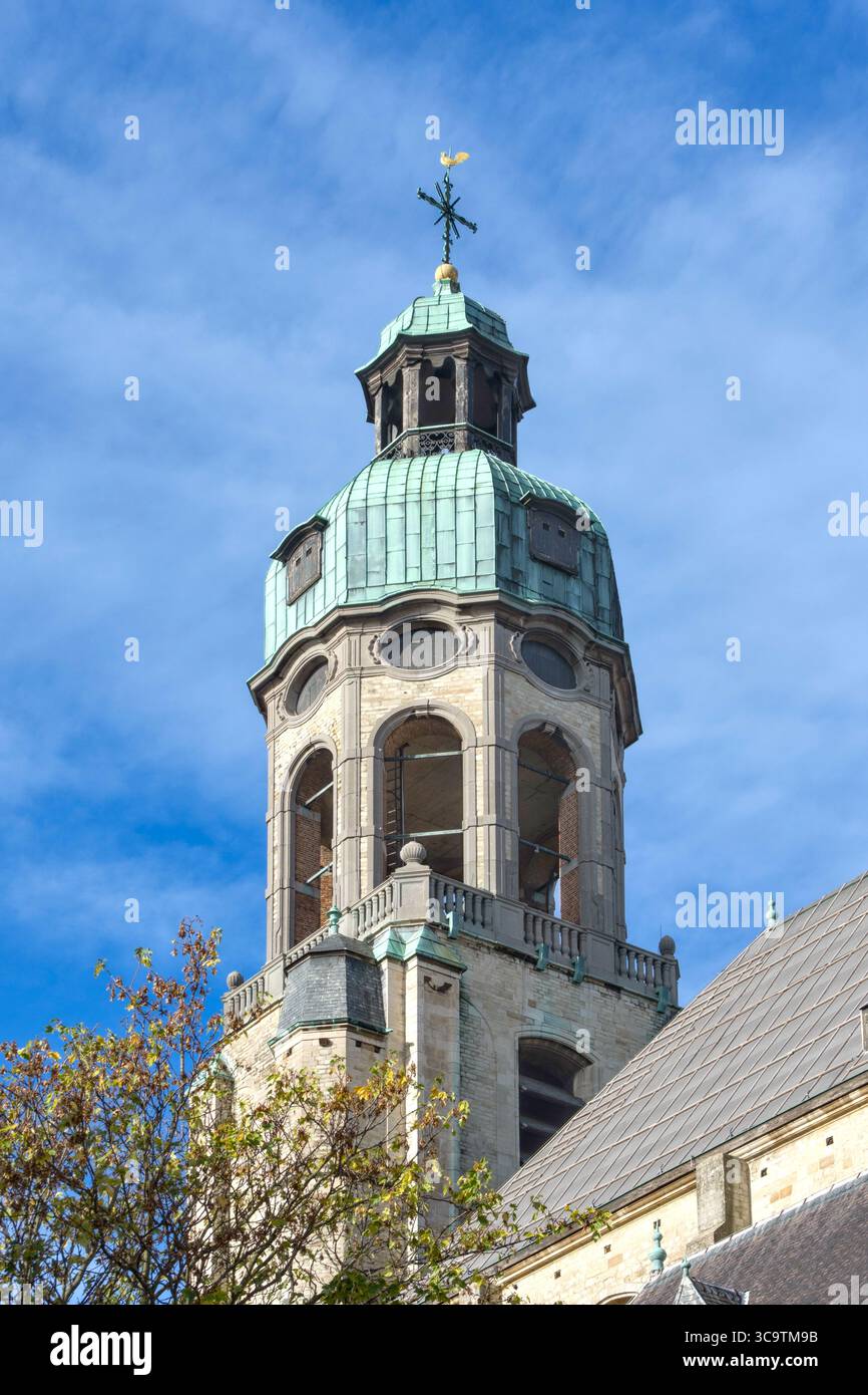 Toujours Église d'André (Sint-Andrieskerkhurch) clocher sur Sint-Andriesstraat dans le centre d'Anvers, Belgique. Banque D'Images