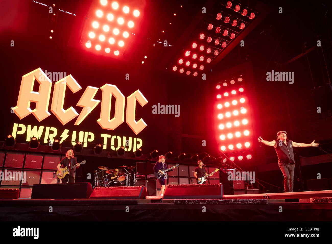 Oslo, Norvège. 05 août 2025. Le groupe de rock australien AC/DC donne un concert au Bjerke Travbane à Oslo dans le cadre du Power Up Tour. Ici, le chanteur Brian Johnson est vu sur scène avec les guitaristes Angus Young et Stevie Young. Crédit : Gonzales photo/Alamy Live News Banque D'Images