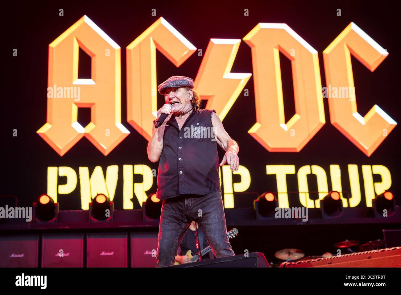 Oslo, Norvège. 05 août 2025. Le groupe de rock australien AC/DC donne un concert au Bjerke Travbane à Oslo dans le cadre du Power Up Tour. Ici, le chanteur Brian Johnson est vu en direct sur scène. Crédit : Gonzales photo/Alamy Live News Banque D'Images