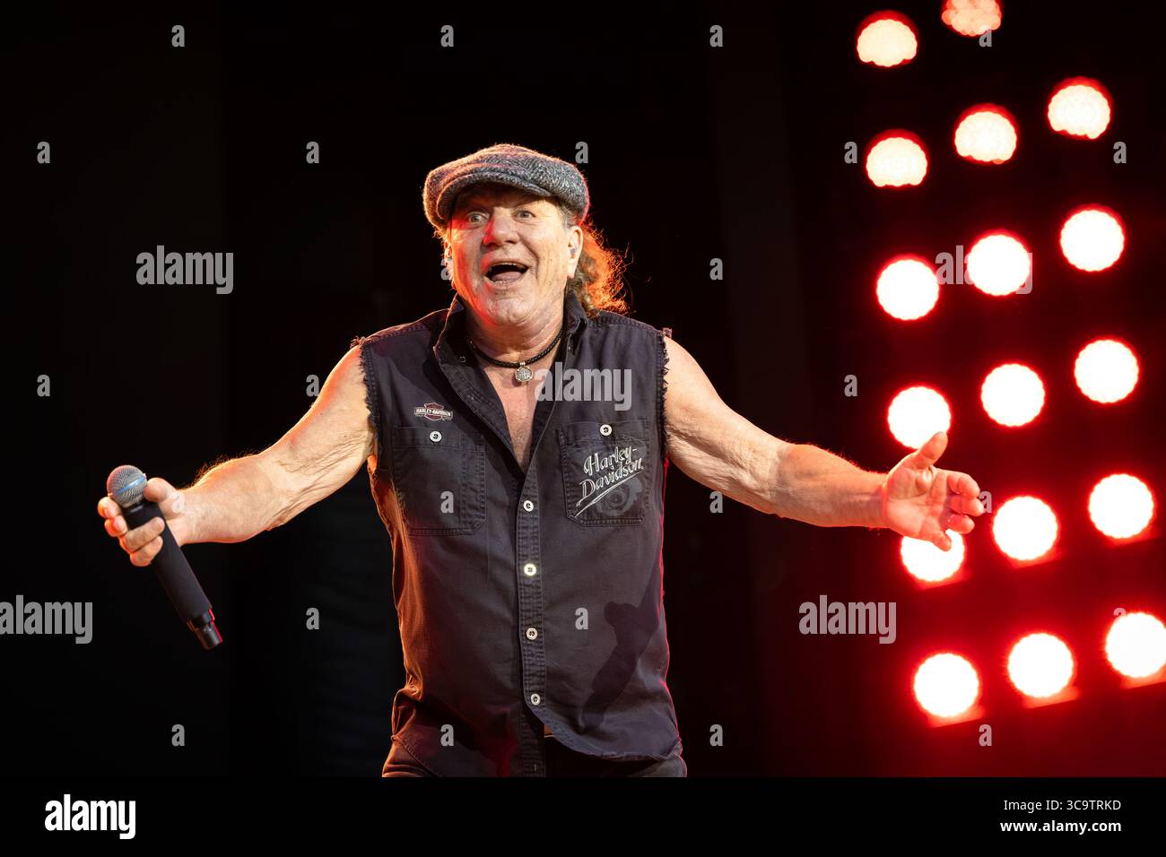Oslo, Norvège. 05 août 2025. Le groupe de rock australien AC/DC donne un concert au Bjerke Travbane à Oslo dans le cadre du Power Up Tour. Ici, le chanteur Brian Johnson est vu en direct sur scène. Crédit : Gonzales photo/Alamy Live News Banque D'Images