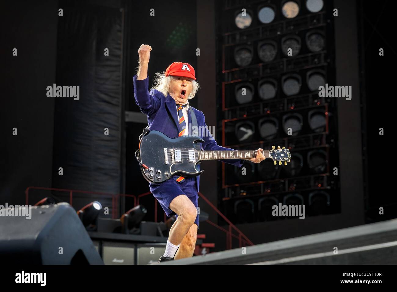 Oslo, Norvège. 05 août 2025. Le groupe de rock australien AC/DC donne un concert au Bjerke Travbane à Oslo dans le cadre du Power Up Tour. Ici, le musicien et guitariste Angus Young est vu en direct sur scène. Crédit : Gonzales photo/Alamy Live News Banque D'Images