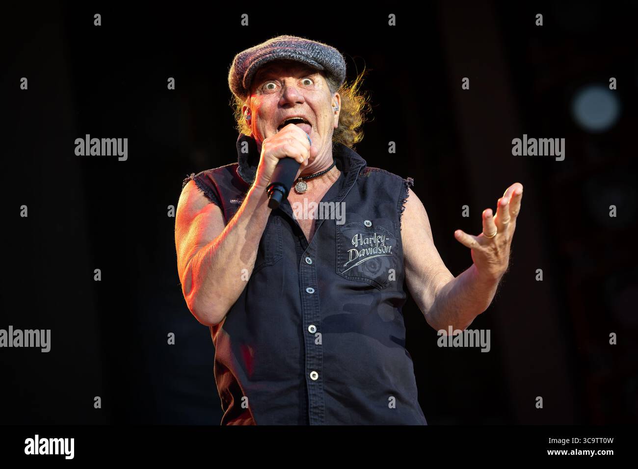 Oslo, Norvège. 05 août 2025. Le groupe de rock australien AC/DC donne un concert au Bjerke Travbane à Oslo dans le cadre du Power Up Tour. Ici, le chanteur Brian Johnson est vu en direct sur scène. Crédit : Gonzales photo/Alamy Live News Banque D'Images