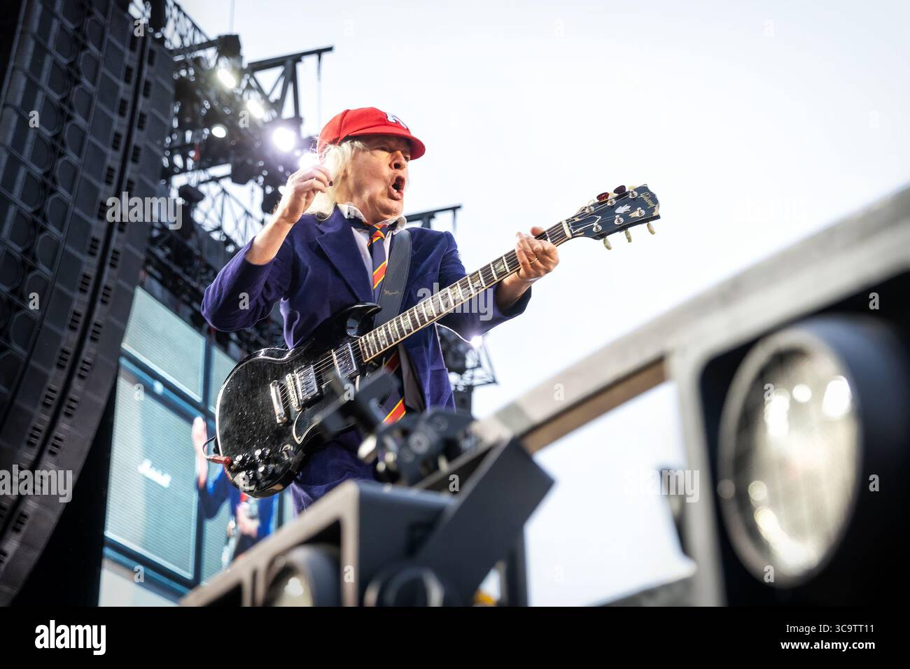 Oslo, Norvège. 05 août 2025. Le groupe de rock australien AC/DC donne un concert au Bjerke Travbane à Oslo dans le cadre du Power Up Tour. Ici, le musicien et guitariste Angus Young est vu en direct sur scène. Crédit : Gonzales photo/Alamy Live News Banque D'Images