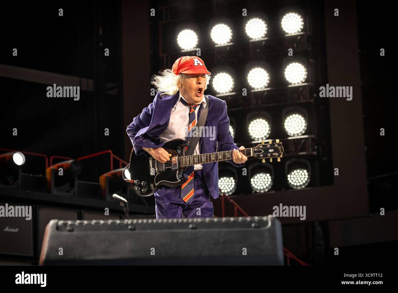 Oslo, Norvège. 05 août 2025. Le groupe de rock australien AC/DC donne un concert au Bjerke Travbane à Oslo dans le cadre du Power Up Tour. Ici, le musicien et guitariste Angus Young est vu en direct sur scène. Crédit : Gonzales photo/Alamy Live News Banque D'Images