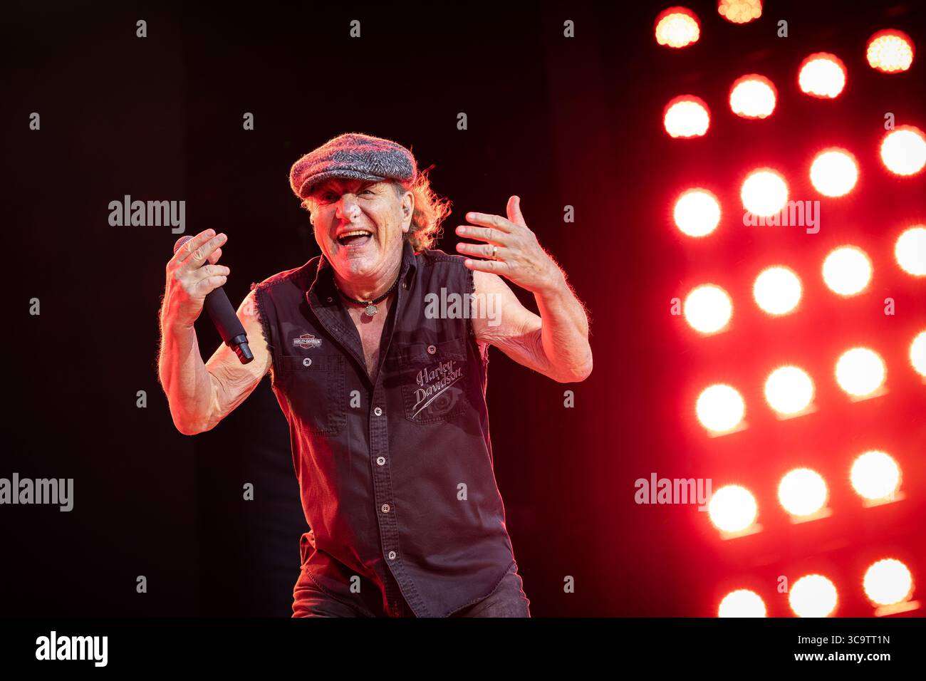 Oslo, Norvège. 05 août 2025. Le groupe de rock australien AC/DC donne un concert au Bjerke Travbane à Oslo dans le cadre du Power Up Tour. Ici, le chanteur Brian Johnson est vu en direct sur scène. Crédit : Gonzales photo/Alamy Live News Banque D'Images