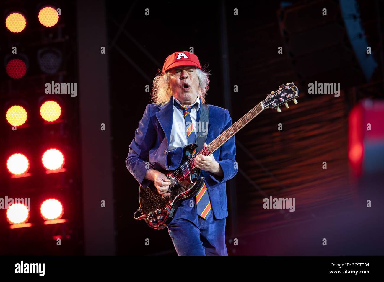 Oslo, Norvège. 05 août 2025. Le groupe de rock australien AC/DC donne un concert au Bjerke Travbane à Oslo dans le cadre du Power Up Tour. Ici, le musicien et guitariste Angus Young est vu en direct sur scène. Crédit : Gonzales photo/Alamy Live News Banque D'Images