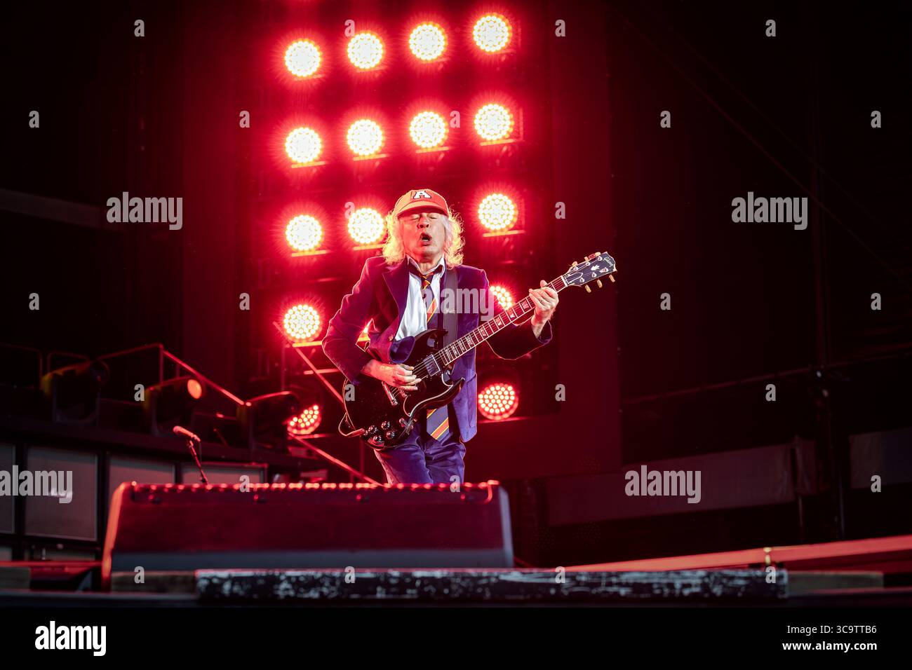 Oslo, Norvège. 05 août 2025. Le groupe de rock australien AC/DC donne un concert au Bjerke Travbane à Oslo dans le cadre du Power Up Tour. Ici, le musicien et guitariste Angus Young est vu en direct sur scène. Crédit : Gonzales photo/Alamy Live News Banque D'Images