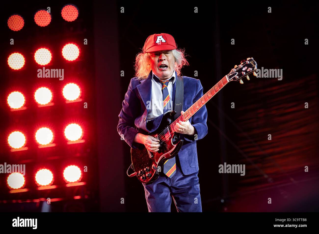 Oslo, Norvège. 05 août 2025. Le groupe de rock australien AC/DC donne un concert au Bjerke Travbane à Oslo dans le cadre du Power Up Tour. Ici, le musicien et guitariste Angus Young est vu en direct sur scène. Crédit : Gonzales photo/Alamy Live News Banque D'Images