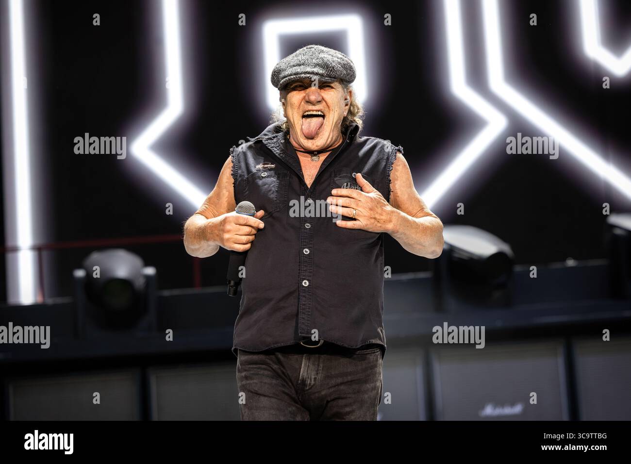 Oslo, Norvège. 05 août 2025. Le groupe de rock australien AC/DC donne un concert au Bjerke Travbane à Oslo dans le cadre du Power Up Tour. Ici, le chanteur Brian Johnson est vu en direct sur scène. Crédit : Gonzales photo/Alamy Live News Banque D'Images
