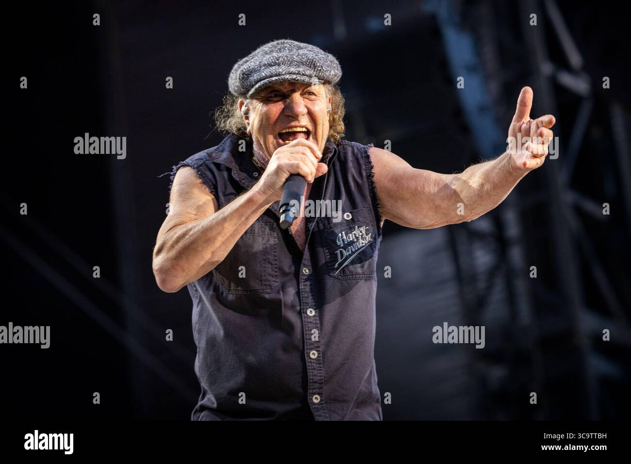 Oslo, Norvège. 05 août 2025. Le groupe de rock australien AC/DC donne un concert au Bjerke Travbane à Oslo dans le cadre du Power Up Tour. Ici, le chanteur Brian Johnson est vu en direct sur scène. Crédit : Gonzales photo/Alamy Live News Banque D'Images