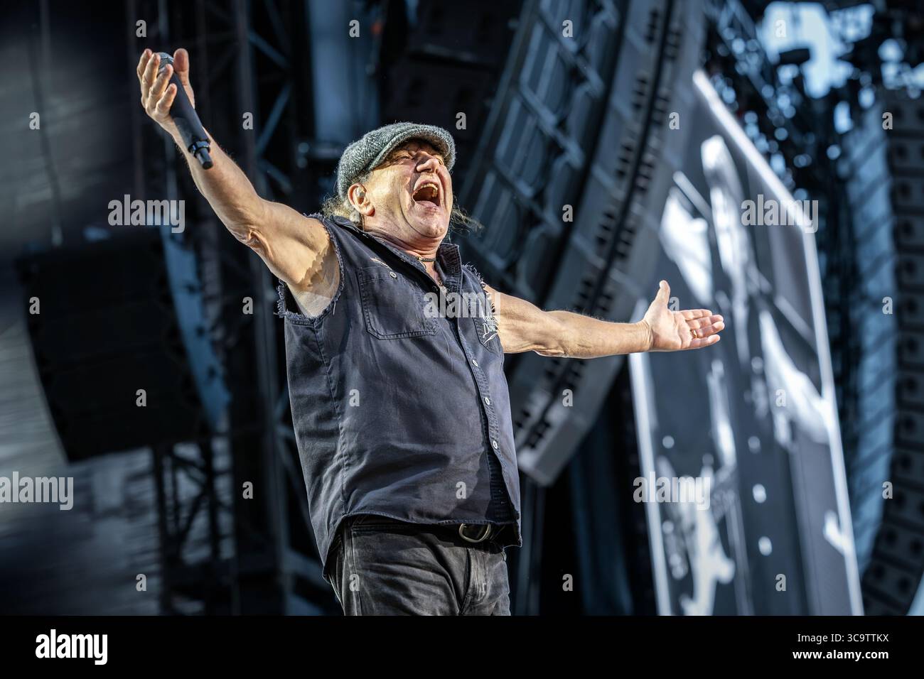 Oslo, Norvège. 05 août 2025. Le groupe de rock australien AC/DC donne un concert au Bjerke Travbane à Oslo dans le cadre du Power Up Tour. Ici, le chanteur Brian Johnson est vu en direct sur scène. Crédit : Gonzales photo/Alamy Live News Banque D'Images