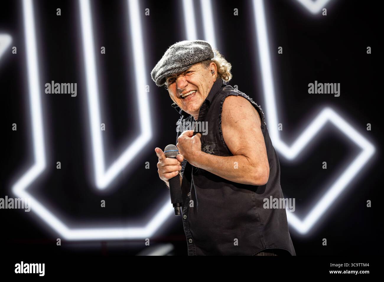Oslo, Norvège. 05 août 2025. Le groupe de rock australien AC/DC donne un concert au Bjerke Travbane à Oslo dans le cadre du Power Up Tour. Ici, le chanteur Brian Johnson est vu en direct sur scène. Crédit : Gonzales photo/Alamy Live News Banque D'Images