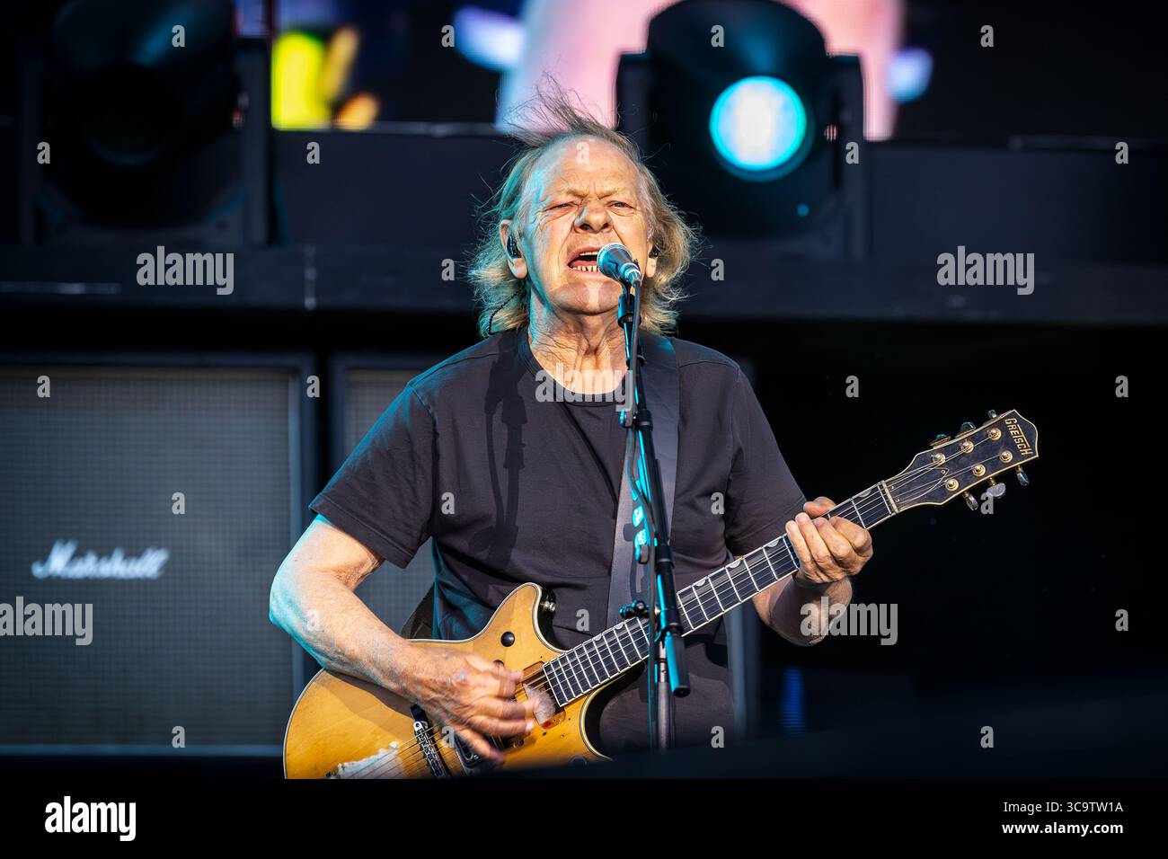 Oslo, Norvège. 05 août 2025. Le groupe de rock australien AC/DC donne un concert au Bjerke Travbane à Oslo dans le cadre du Power Up Tour. Ici, le musicien et guitariste Stevie Young est vu en direct sur scène. Crédit : Gonzales photo/Alamy Live News Banque D'Images