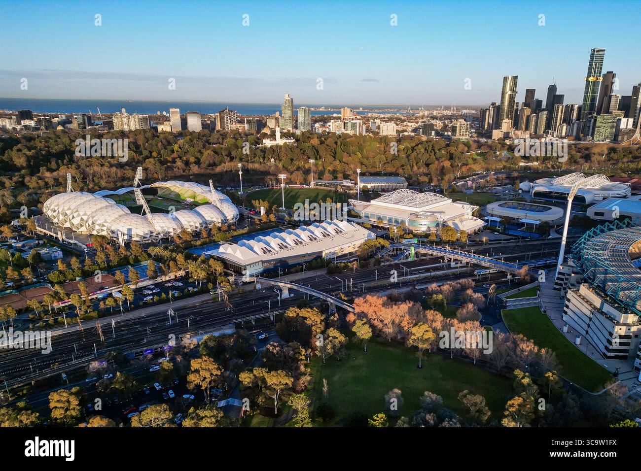 Vue aérienne du quartier sportif de Melbourne montrant AAMI Park, John Cain Arena et Melbourne Skyline Banque D'Images