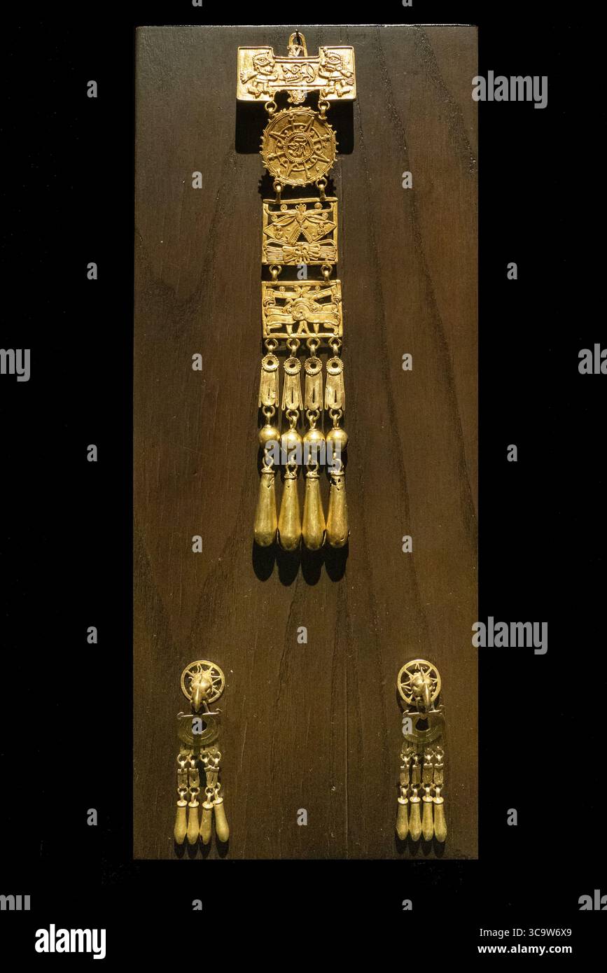8 novembre 2018, Oaxaca de Juarez, Oaxaca, Mexique : pectoral en or montrant l'ordre de l'univers avec des boucles d'oreilles de la tombe 7 à Monte Alban. Musée des cultures de Oaxaca, Oaxaca, Mexique. De haut en bas, le terrain de balle représente le ciel, le lieu de la bataille cosmique entre le jour et la nuit ; le disque solaire est le jour ; le couteau en silex est la lune et la nuit, et le monstre aux mâchoires béantes, la terre. Période postclassique tardive, 1250 - 1521 A.D. (crédit image : © Jon G. Fuller / Vwpics/VW pics via ZUMA Press Wire) Banque D'Images