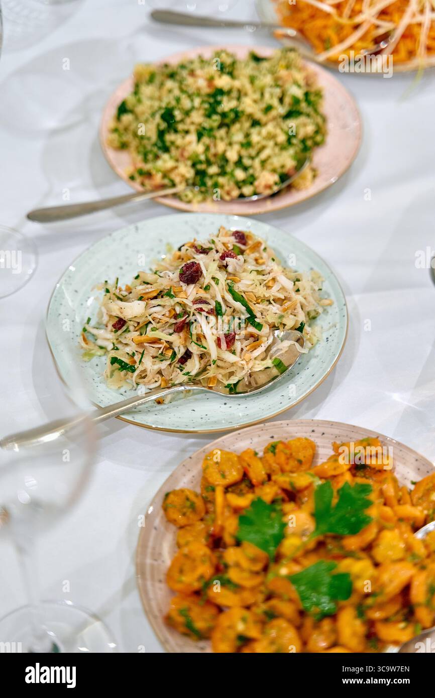 Un affichage coloré de salades fraîchement préparées et de plats de fruits de mer sur des assiettes élégantes, mettant en valeur l'art culinaire gastronomique et les ingrédients vibrants pour un Banque D'Images