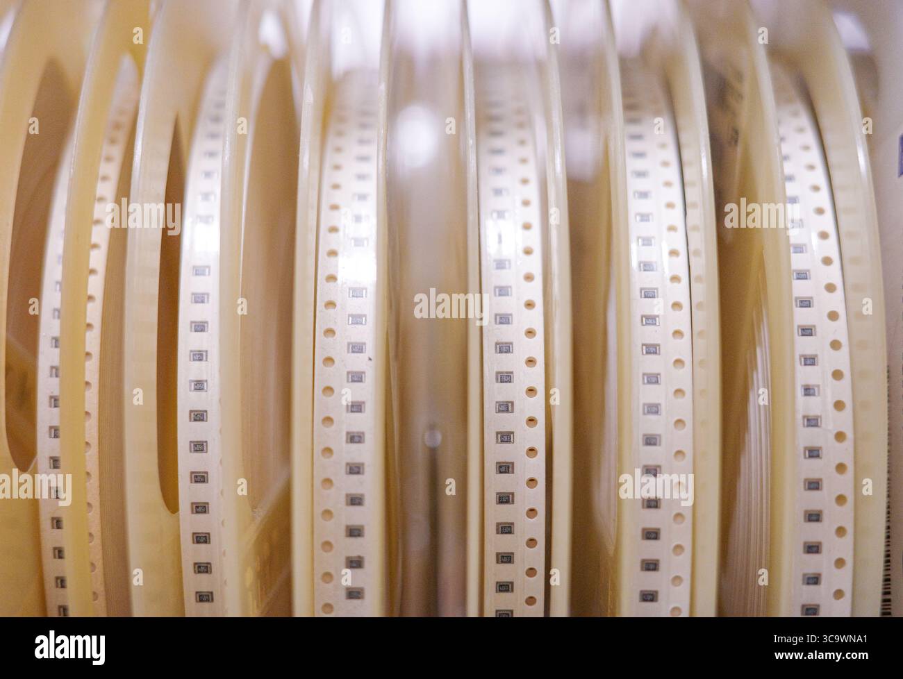 Bobines avec résistances CMS composants électroniques pour la technologie de montage en surface Banque D'Images
