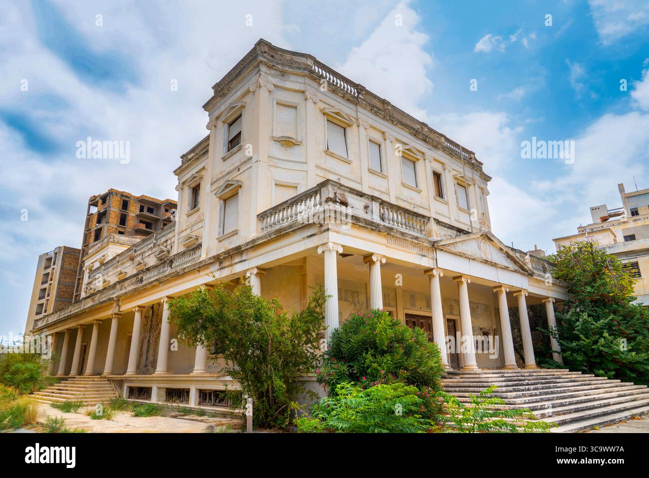 Vue depuis la ville abandonnée Varosha, Famagouste (Kapali Maras), Chypre du Nord. Banque D'Images