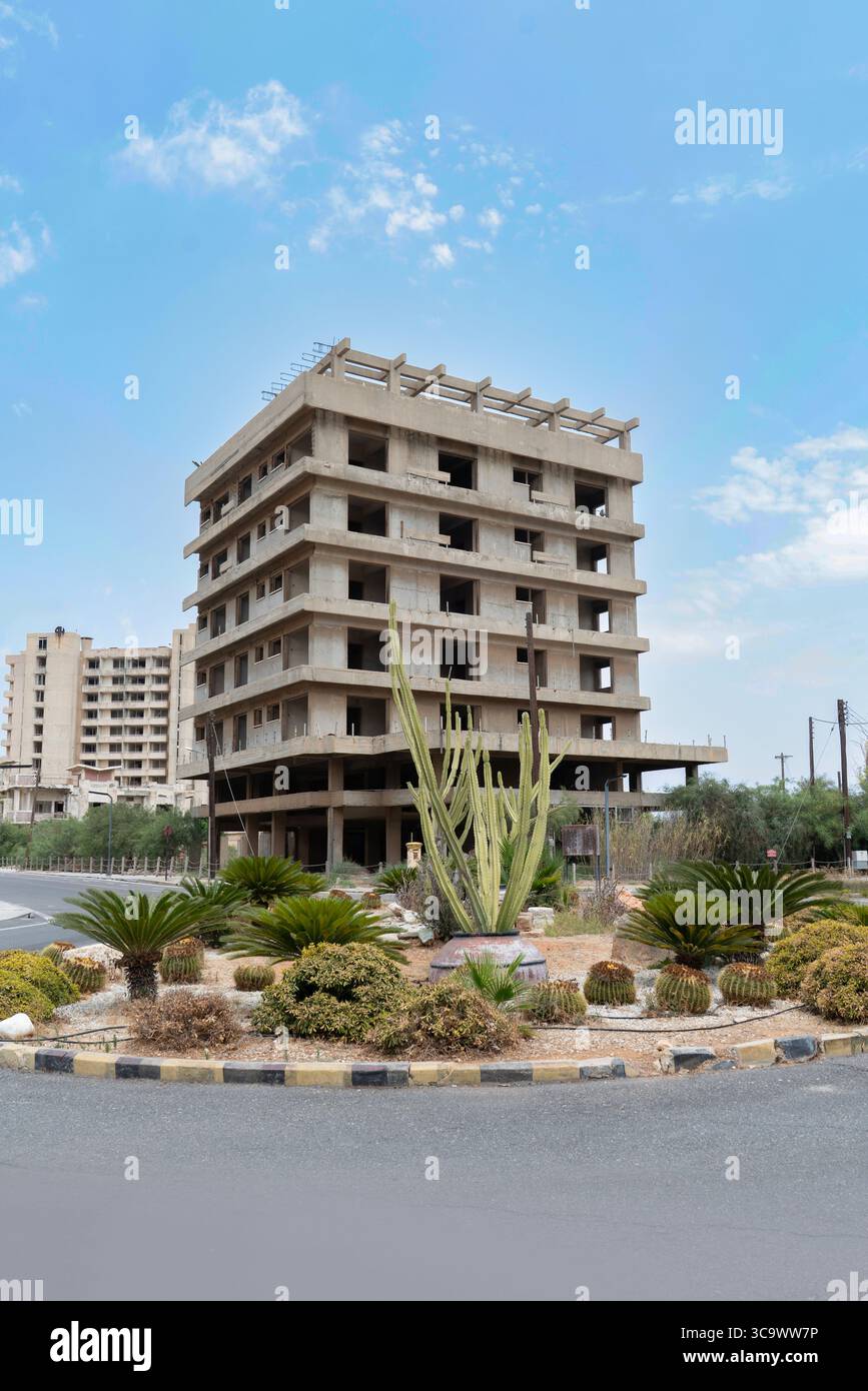 Vue depuis la ville abandonnée Varosha, Famagouste (Kapali Maras), Chypre du Nord. Banque D'Images