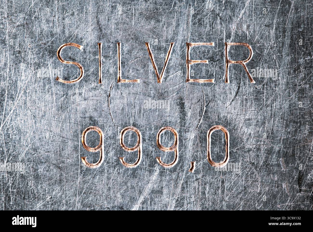 Impression de tampon argenté. Vieux lingots d'argent, terni et rayé par le stockage et la manipulation, dans lequel le mot ARGENT a été estampillé, et 999,0 Banque D'Images