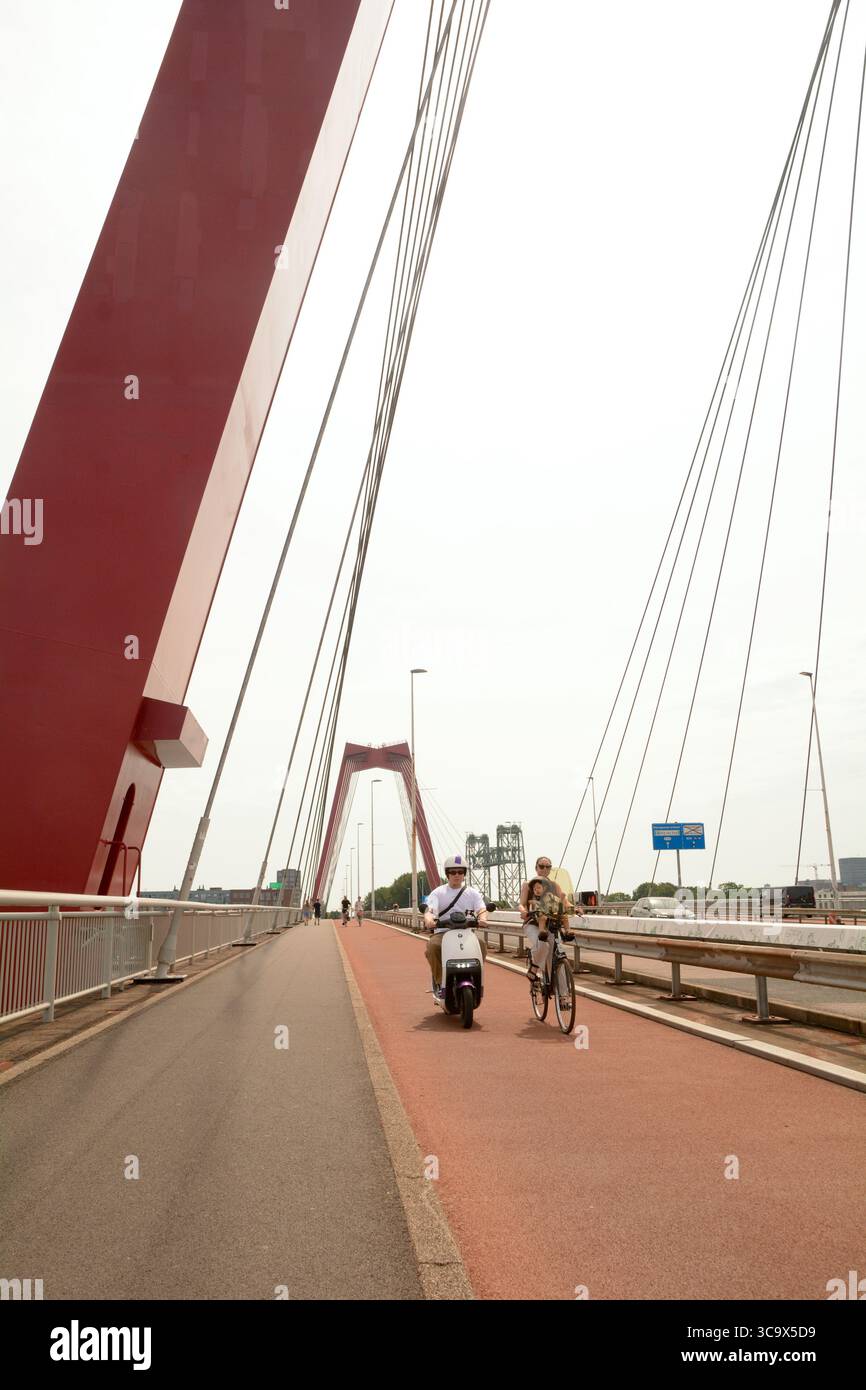 Cyclistes sur le pont Willemsbrug sur la rivière Nieuwe Maas à Rotterdam, pays-Bas Banque D'Images