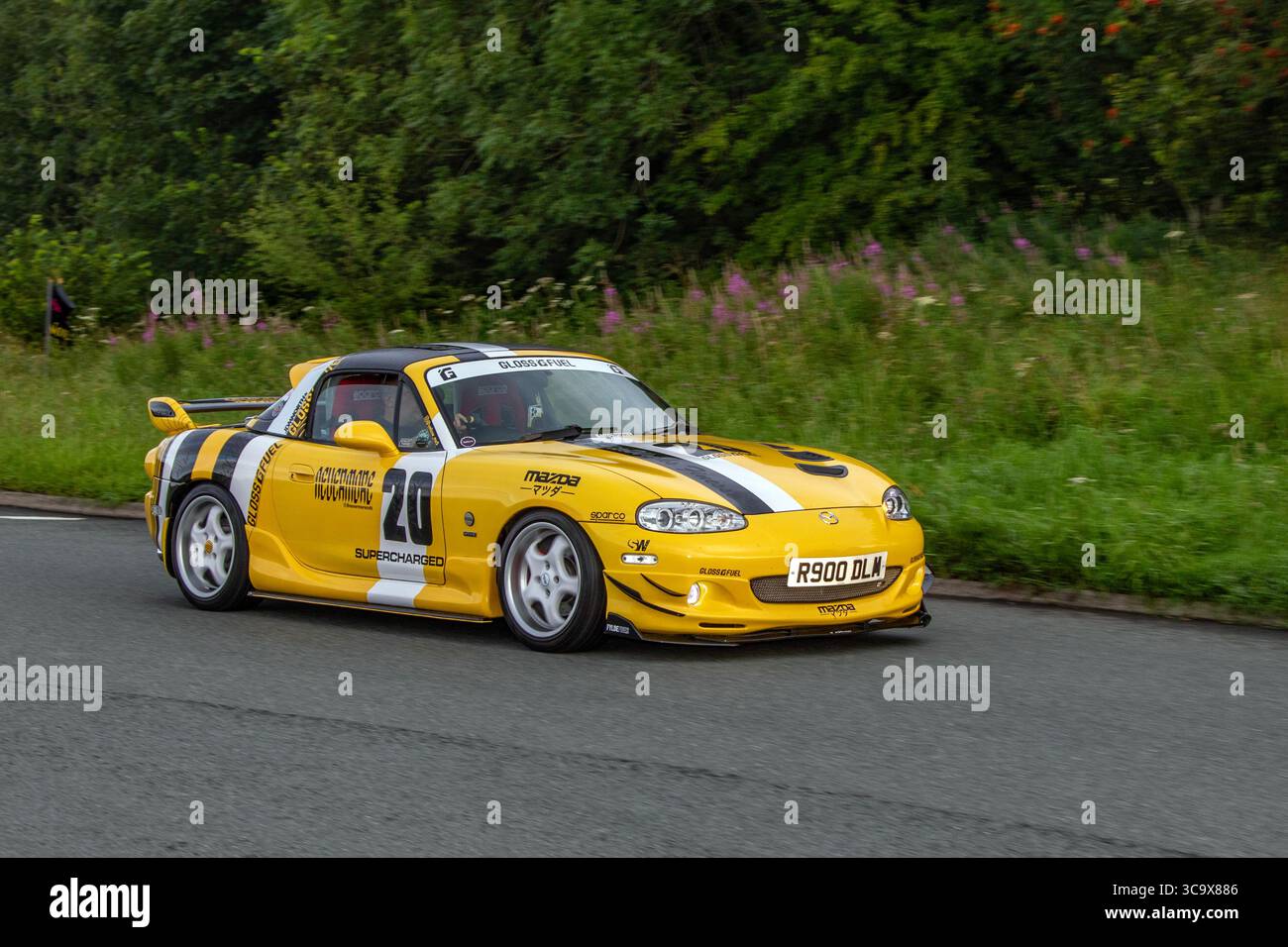 2002 jaune Mazda MX-5 Arizona Roadster car Petrol 1598 cc ; au Wheels Up North Weekender vintage classique et de haute performance, les collectionneurs et les passionnés du salon de l'automobile. Crooklands, Kendal, Royaume-Uni Banque D'Images