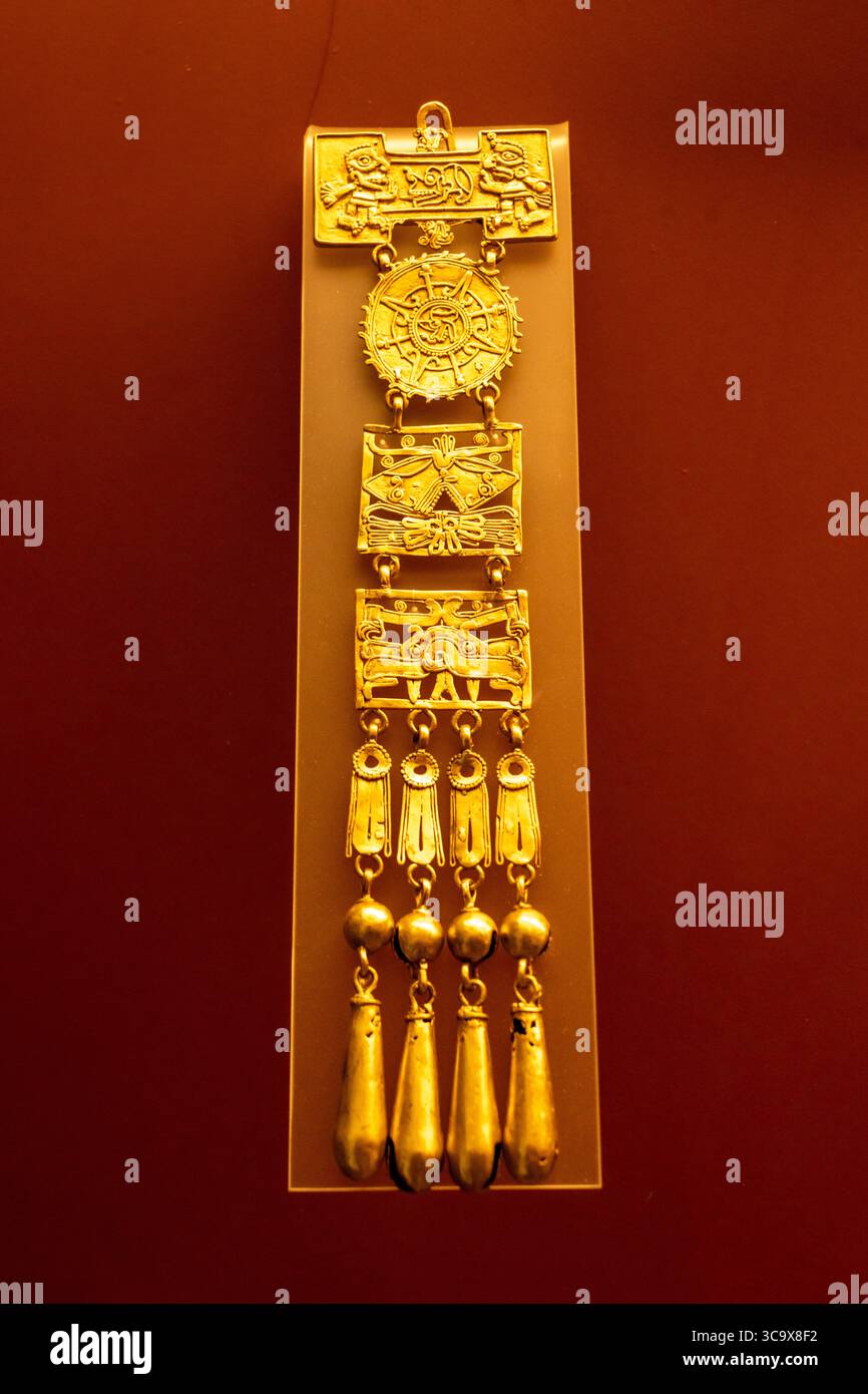 6 décembre 2022, Oaxaca de Juarez, Oaxaca, Mexique : pectoral d'or montrant l'ordre de l'univers de la tombe 7 à Monte Alban. Musée des cultures de Oaxaca, Oaxaca, Mexique. De haut en bas, le terrain de balle représente le ciel, le lieu de la bataille cosmique entre le jour et la nuit ; le disque solaire est le jour ; le couteau en silex est la lune et la nuit, et le monstre aux mâchoires béantes, la terre. Période postclassique tardive, 1250 - 1521 A.D. (crédit image : © Jon G. Fuller / Vwpics/VW pics via ZUMA Press Wire) Banque D'Images