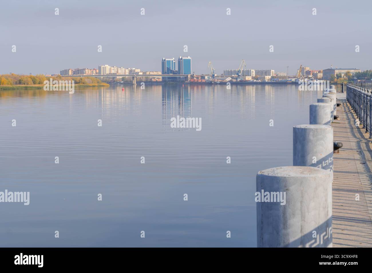 Quai riverain le long de la Volga à Astrakhan, Russie, avec des installations portuaires en arrière-plan. Banque D'Images