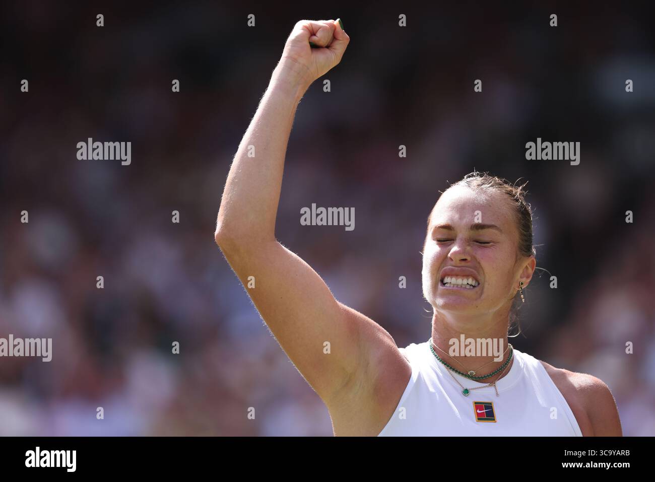 La joueuse de tennis Aryna Sabalenka en action aux Championnats de Wimbledon 2025, Londres, Angleterre, Royaume-Uni. Banque D'Images