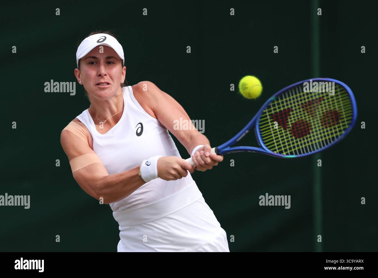 La joueuse de tennis suisse Belinda Bencic (sui) en action aux Championnats de Wimbledon 2025, Londres, Angleterre, Royaume-Uni. Banque D'Images