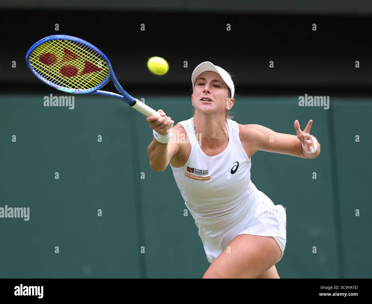 La joueuse de tennis suisse Belinda Bencic (sui) en action aux Championnats de Wimbledon 2025, Londres, Angleterre, Royaume-Uni. Banque D'Images