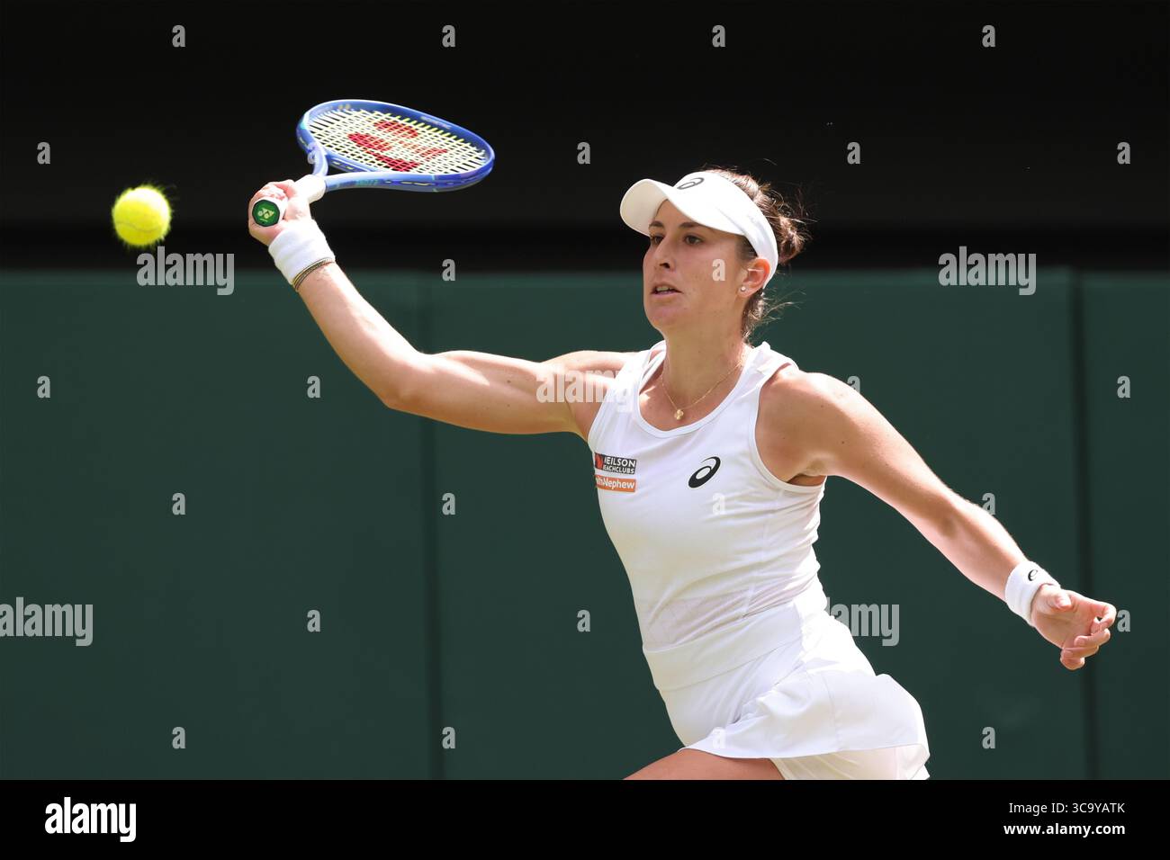 La joueuse de tennis suisse Belinda Bencic (sui) en action aux Championnats de Wimbledon 2025, Londres, Angleterre, Royaume-Uni. Banque D'Images