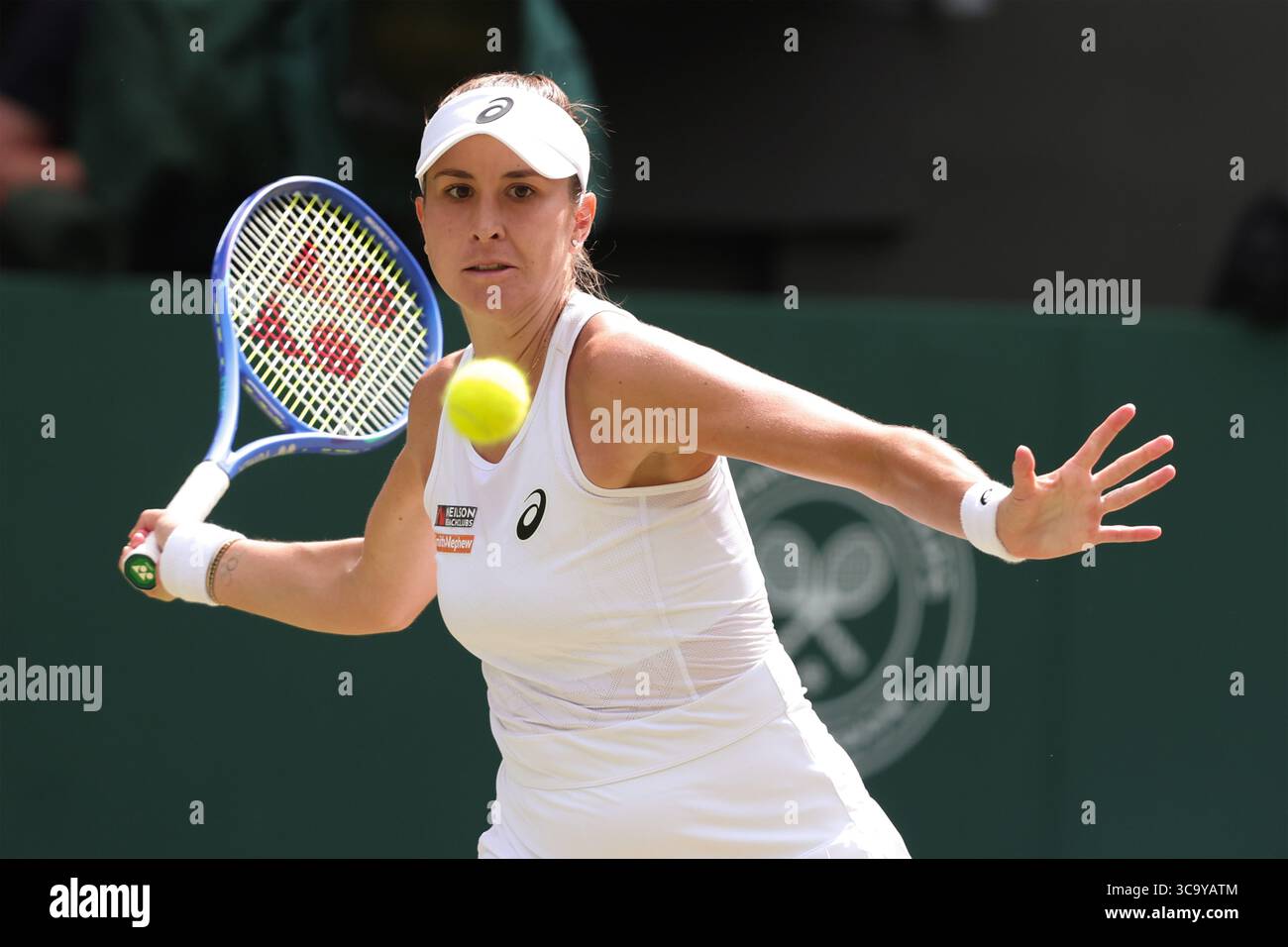 La joueuse de tennis suisse Belinda Bencic (sui) en action aux Championnats de Wimbledon 2025, Londres, Angleterre, Royaume-Uni. Banque D'Images