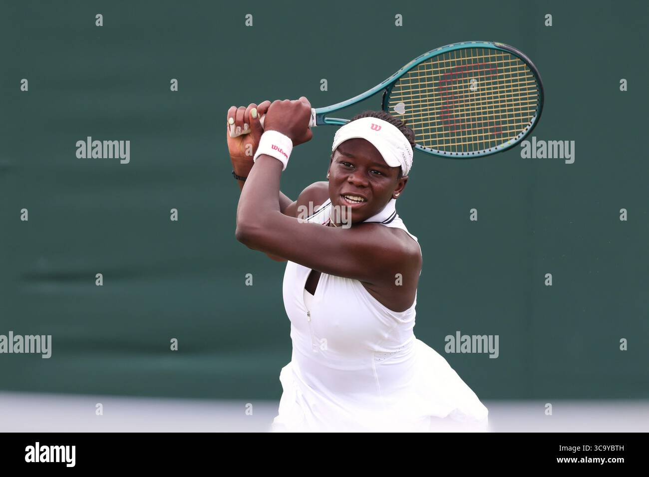 La joueuse de tennis canadienne Victoria Mboko (CAN) en action aux Championnats de Wimbledon 2025, Londres, Angleterre, Royaume-Uni. Banque D'Images