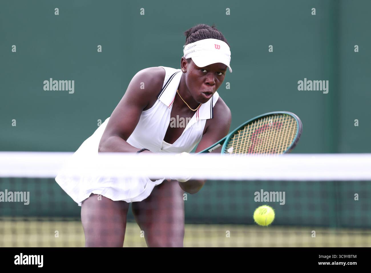 La joueuse de tennis canadienne Victoria Mboko (CAN) en action aux Championnats de Wimbledon 2025, Londres, Angleterre, Royaume-Uni. Banque D'Images