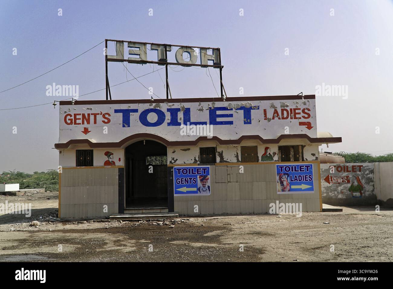 Jaipur, Rajasthan, Inde du Nord, Inde, Asie, ancien bâtiment de toilettes avec des signes fanés dans une zone éloignée Banque D'Images