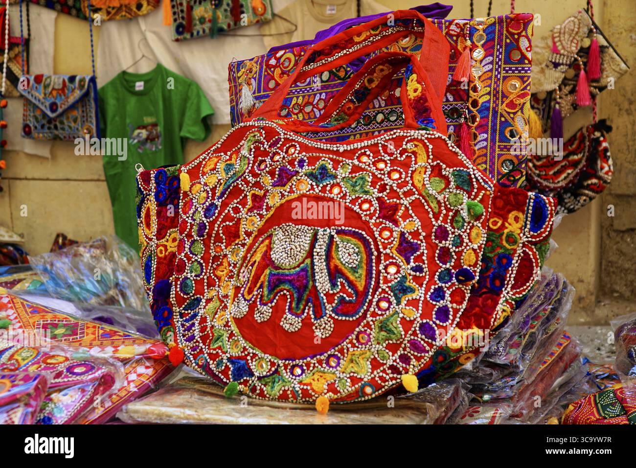 Sac à Main Noir Et Doré Brodé Style Indien - Neuf Sans étiquette - Sac Bandoulière