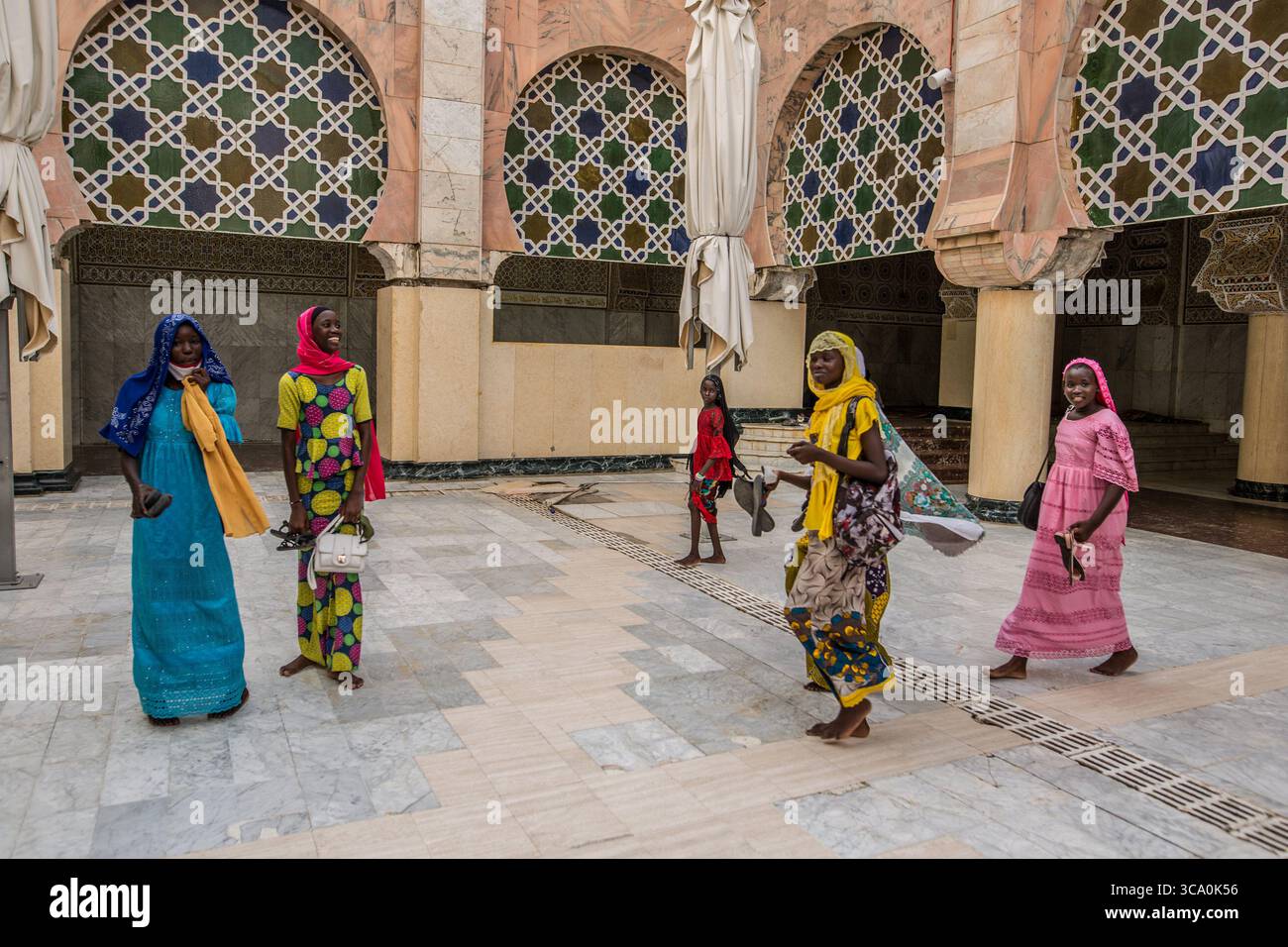18 août 2020, Sénégal : des femmes mourides marchent pour prier dans la grande mosquée de Touba. (Crédit image : © Sadak Souici/ZUMA Press Wire) Banque D'Images